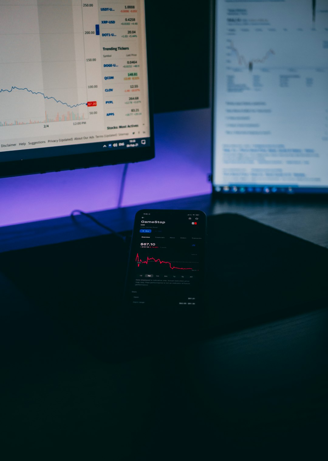 black-flat-screen-computer-monitor-gwnub8jyjiw